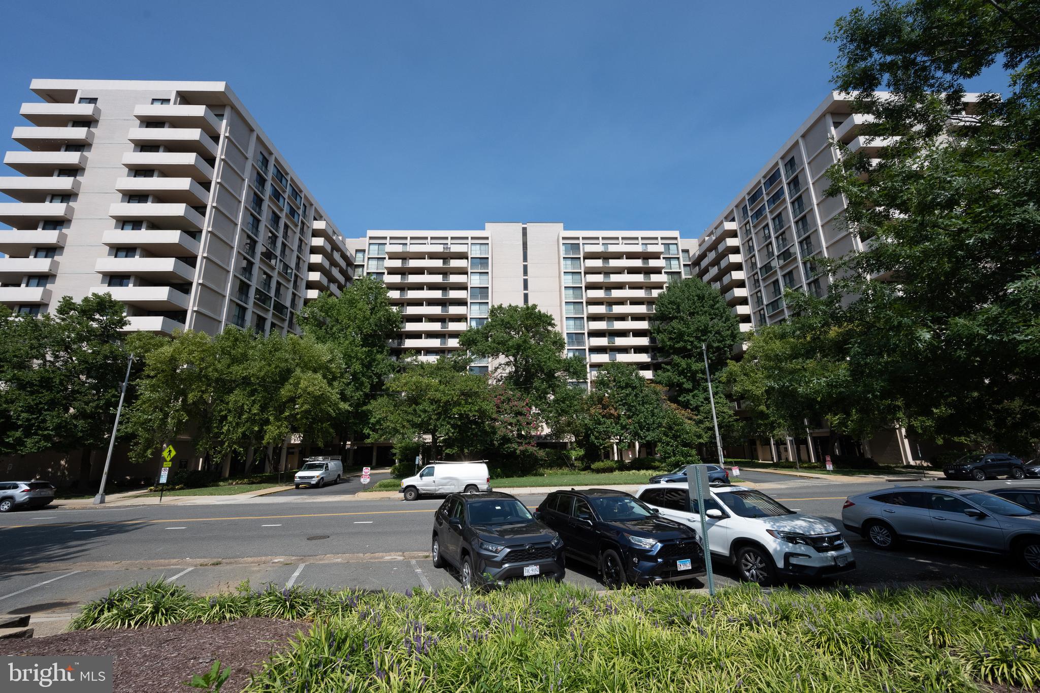 4141 N HENDERSON RD #822