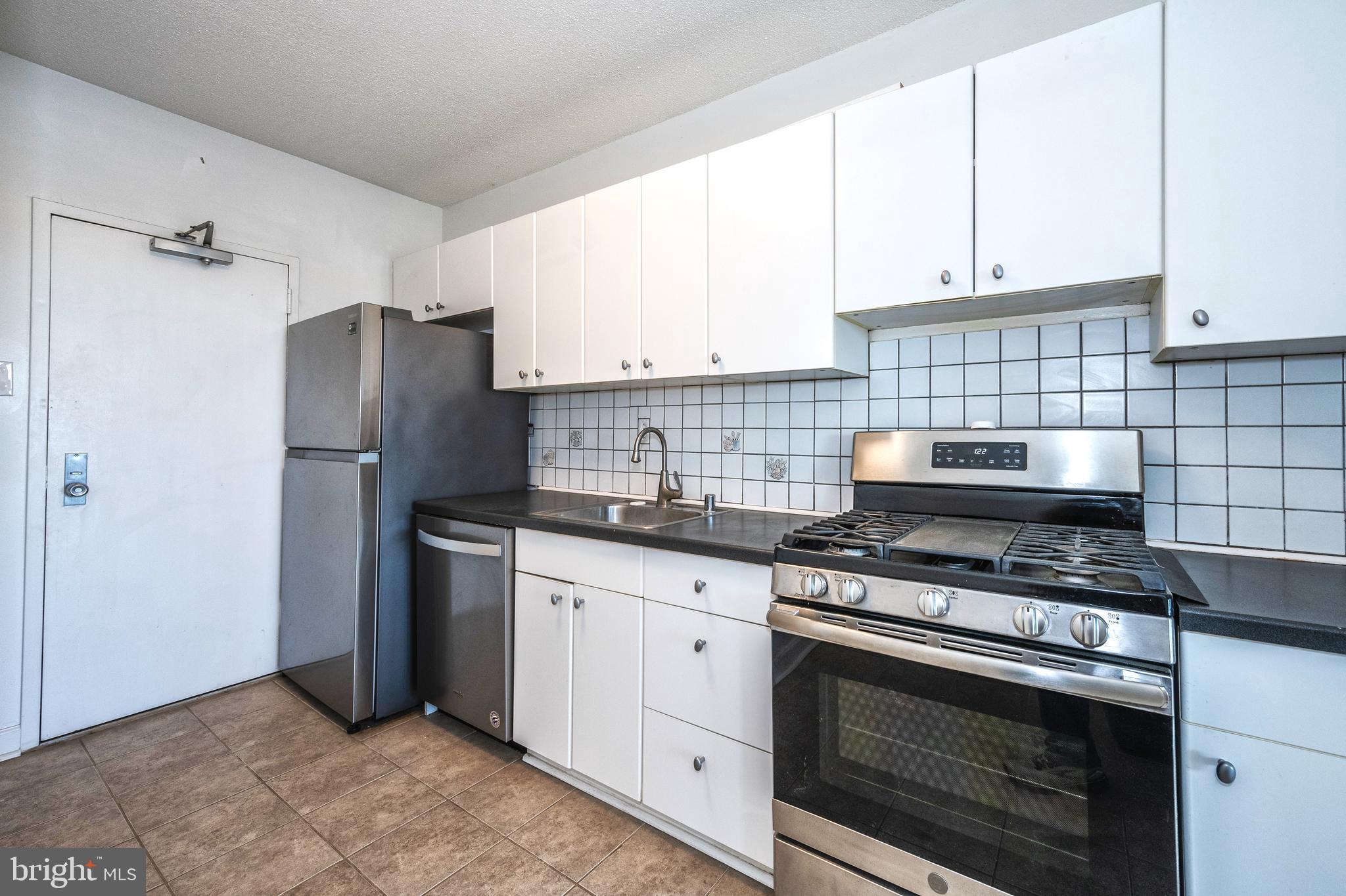4141 N HENDERSON RD #822