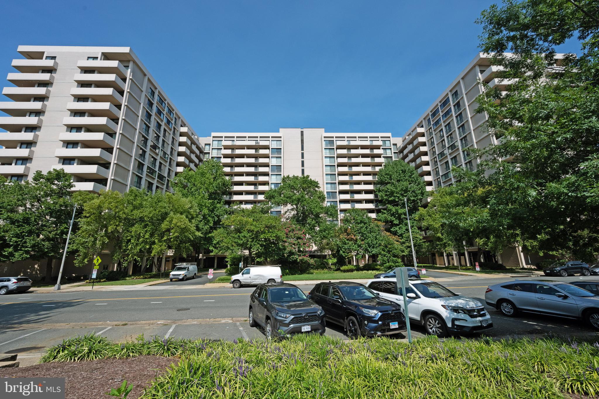 4141 N HENDERSON RD #822