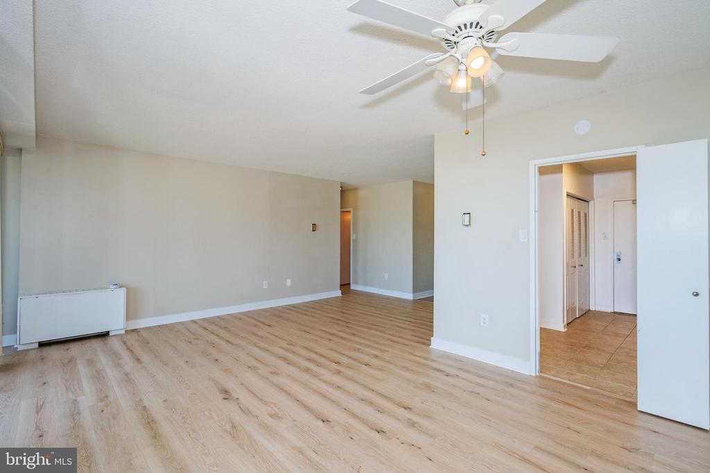 4141 N HENDERSON RD #822