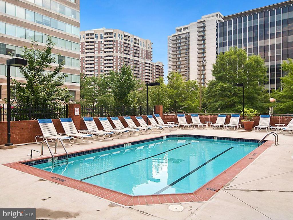 1001 N Randolph St #301
