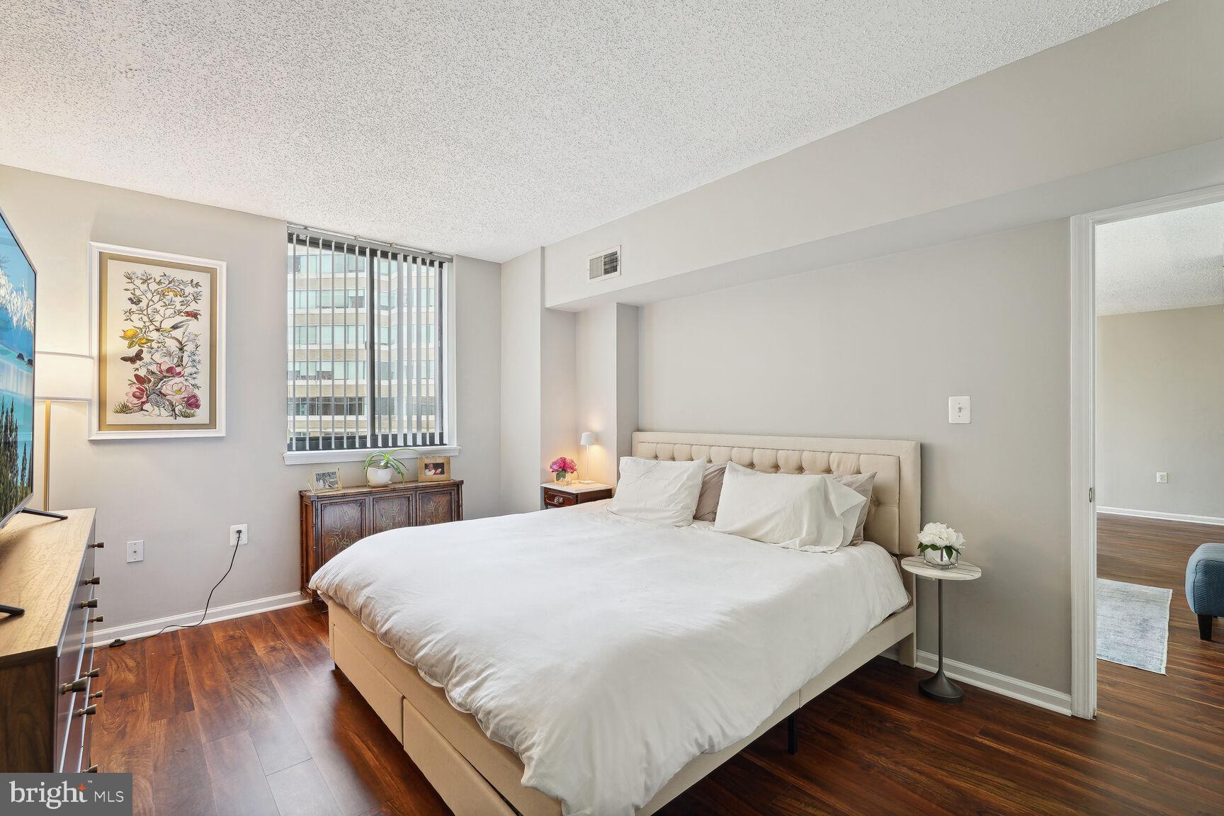 1001 N Randolph St #301