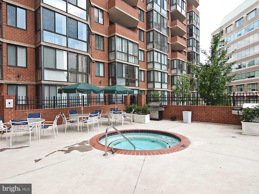 1001 N Randolph St #301