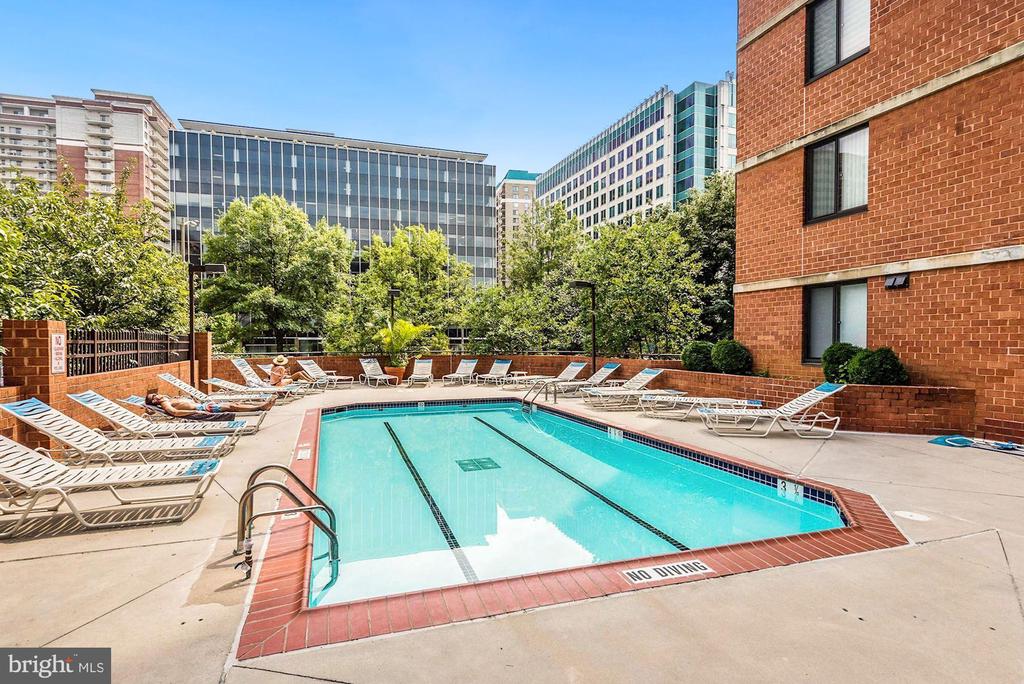 1001 N Randolph St #301