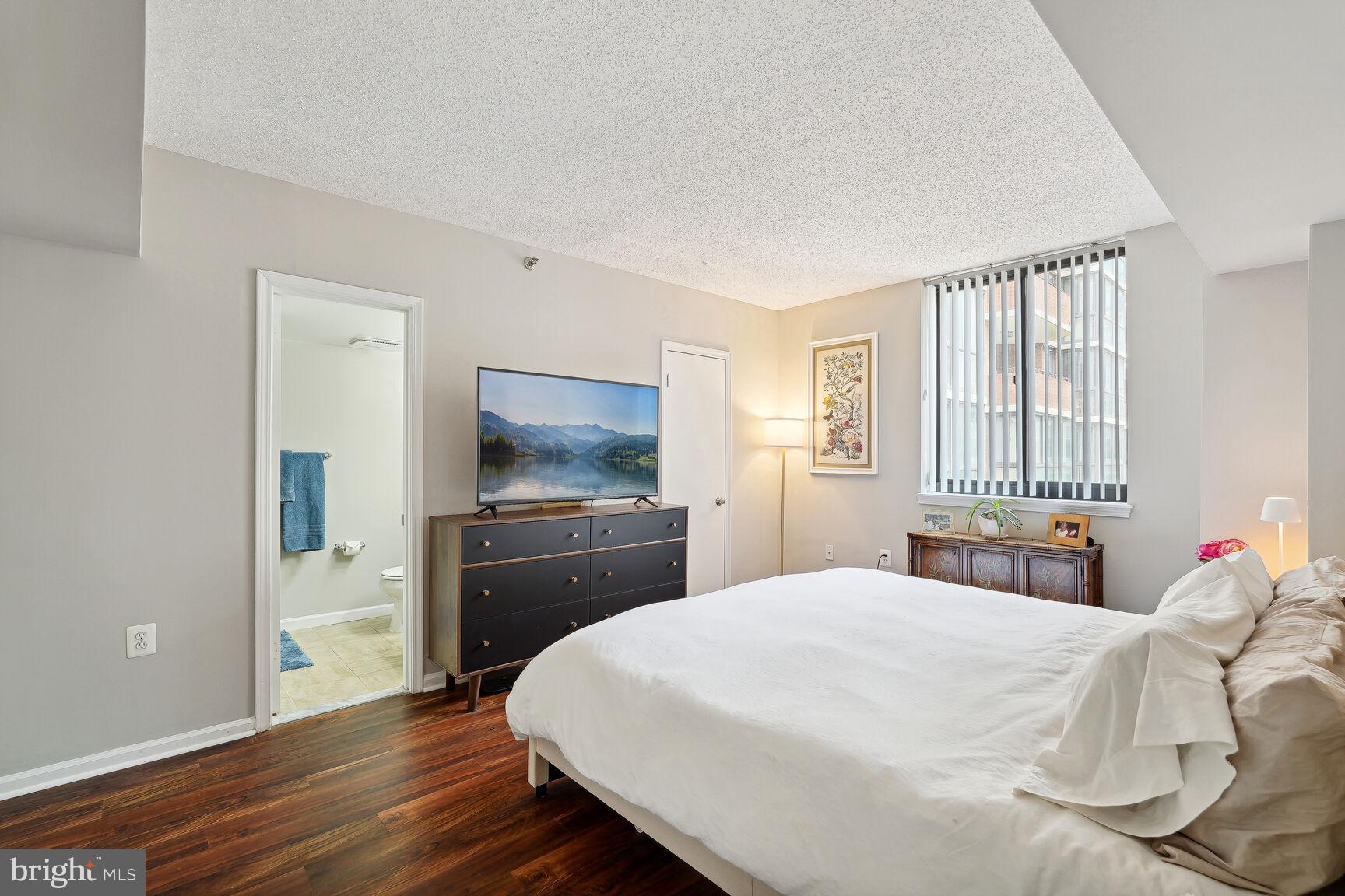 1001 N Randolph St #301