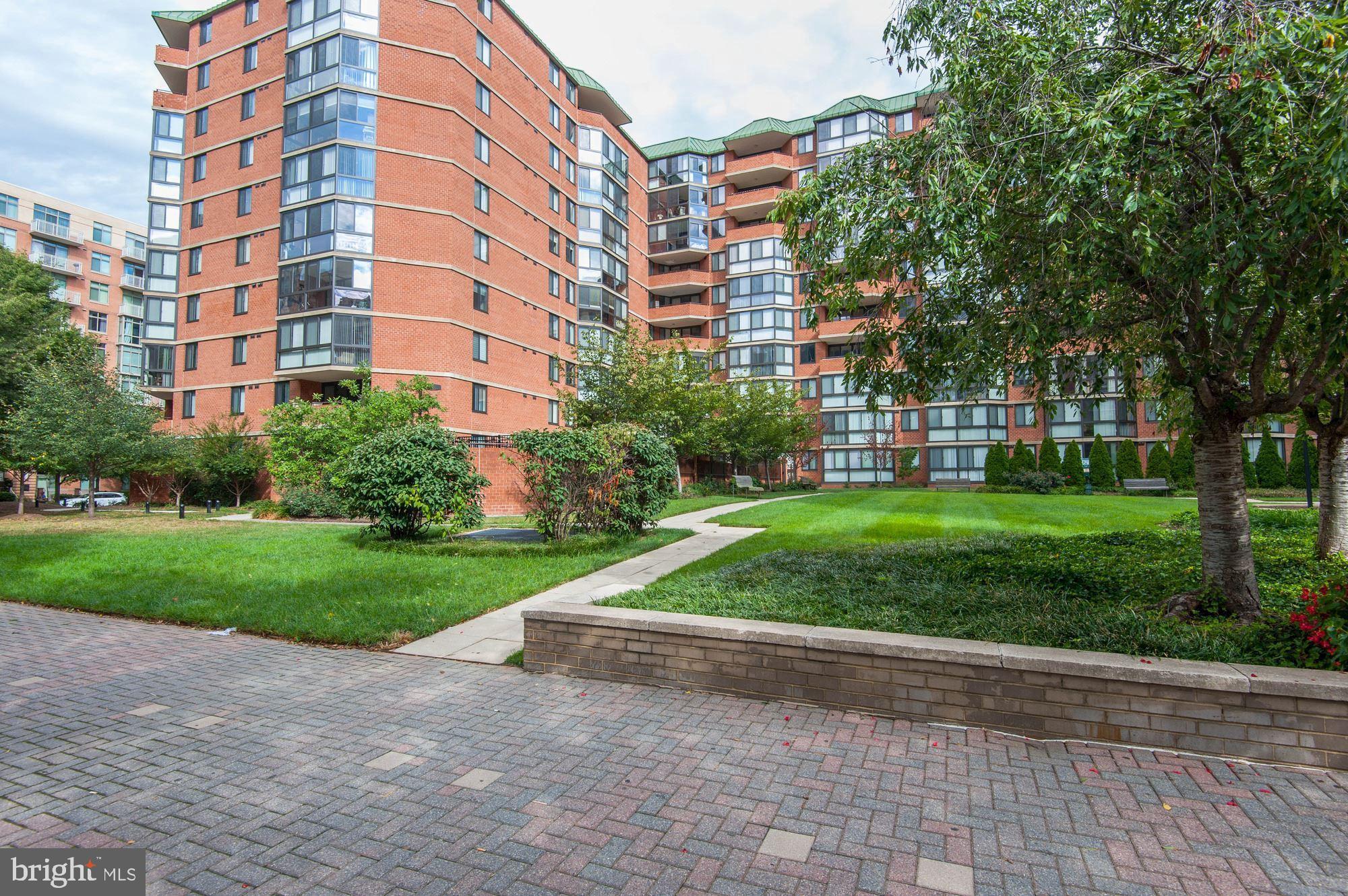 1001 N Randolph St #301