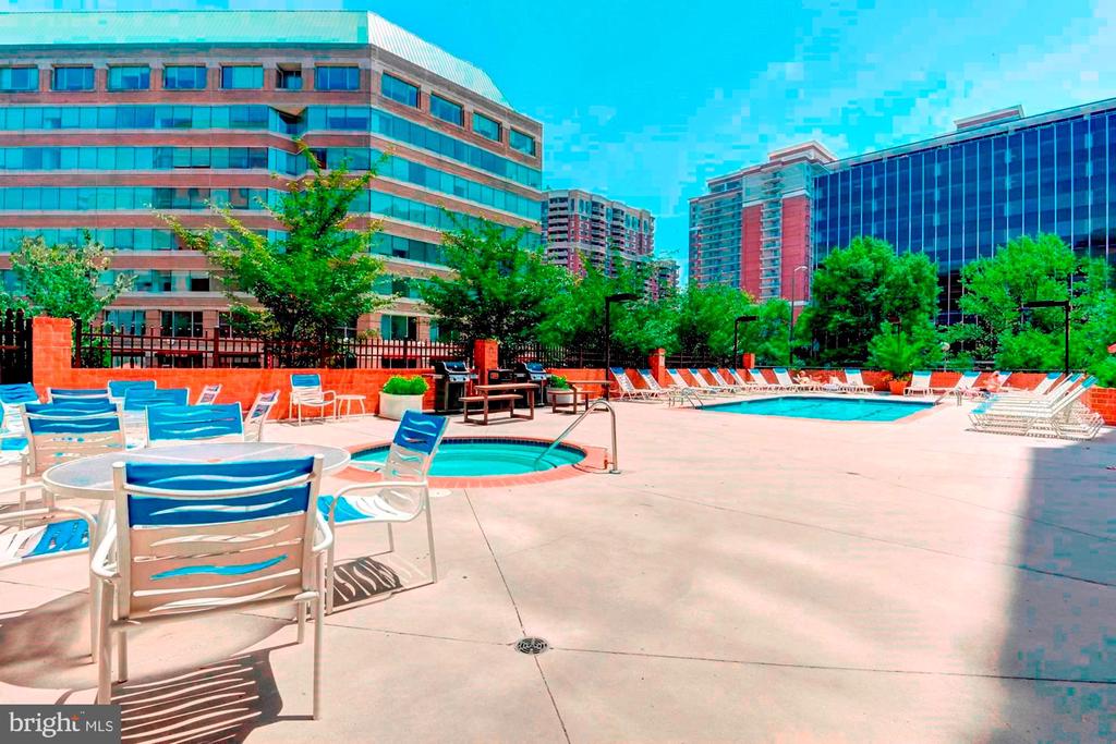 1001 N Randolph St #301