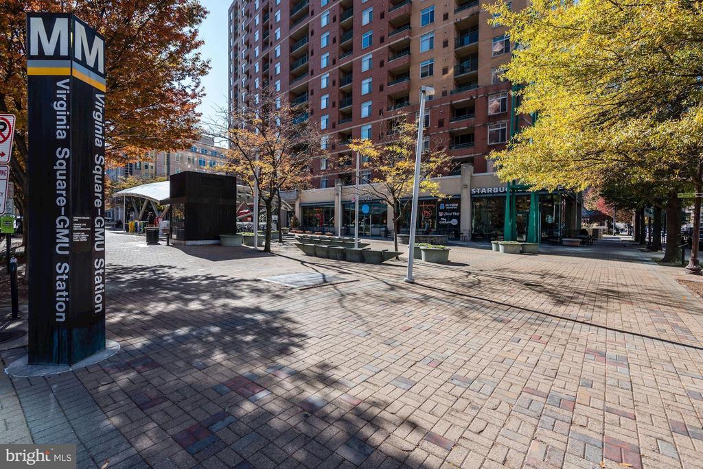 1001 N Randolph St #301