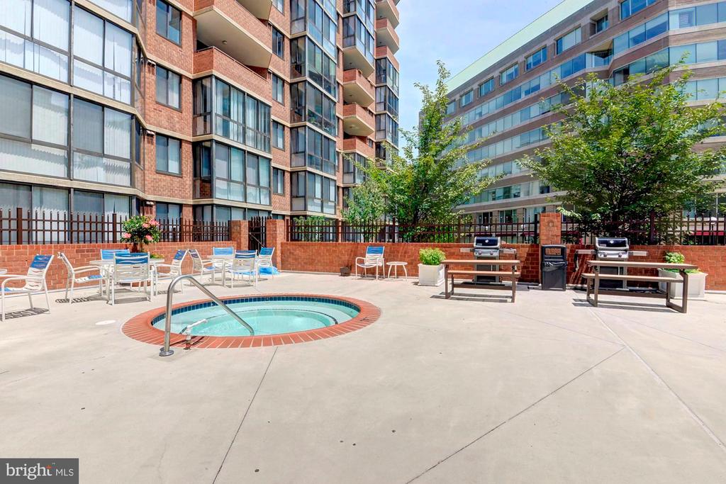 1001 N Randolph St #617