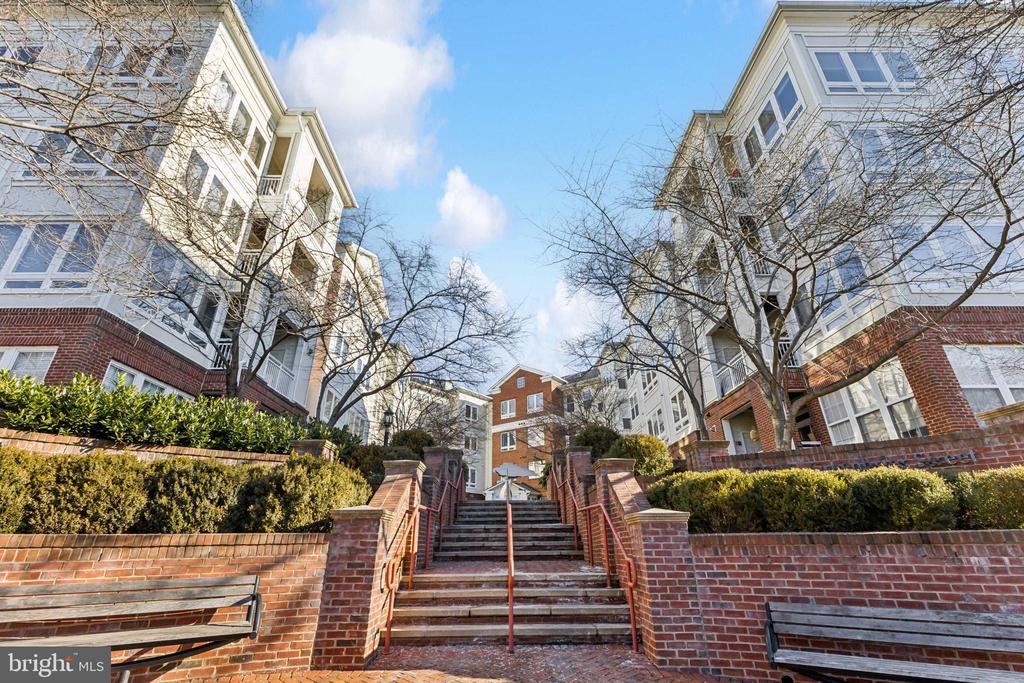 801 S GREENBRIER STREET 402