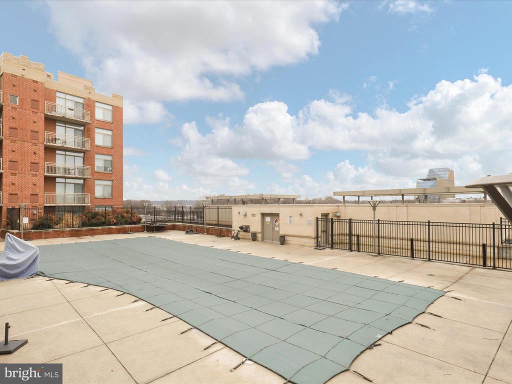 3600 S GLEBE RD #206W
