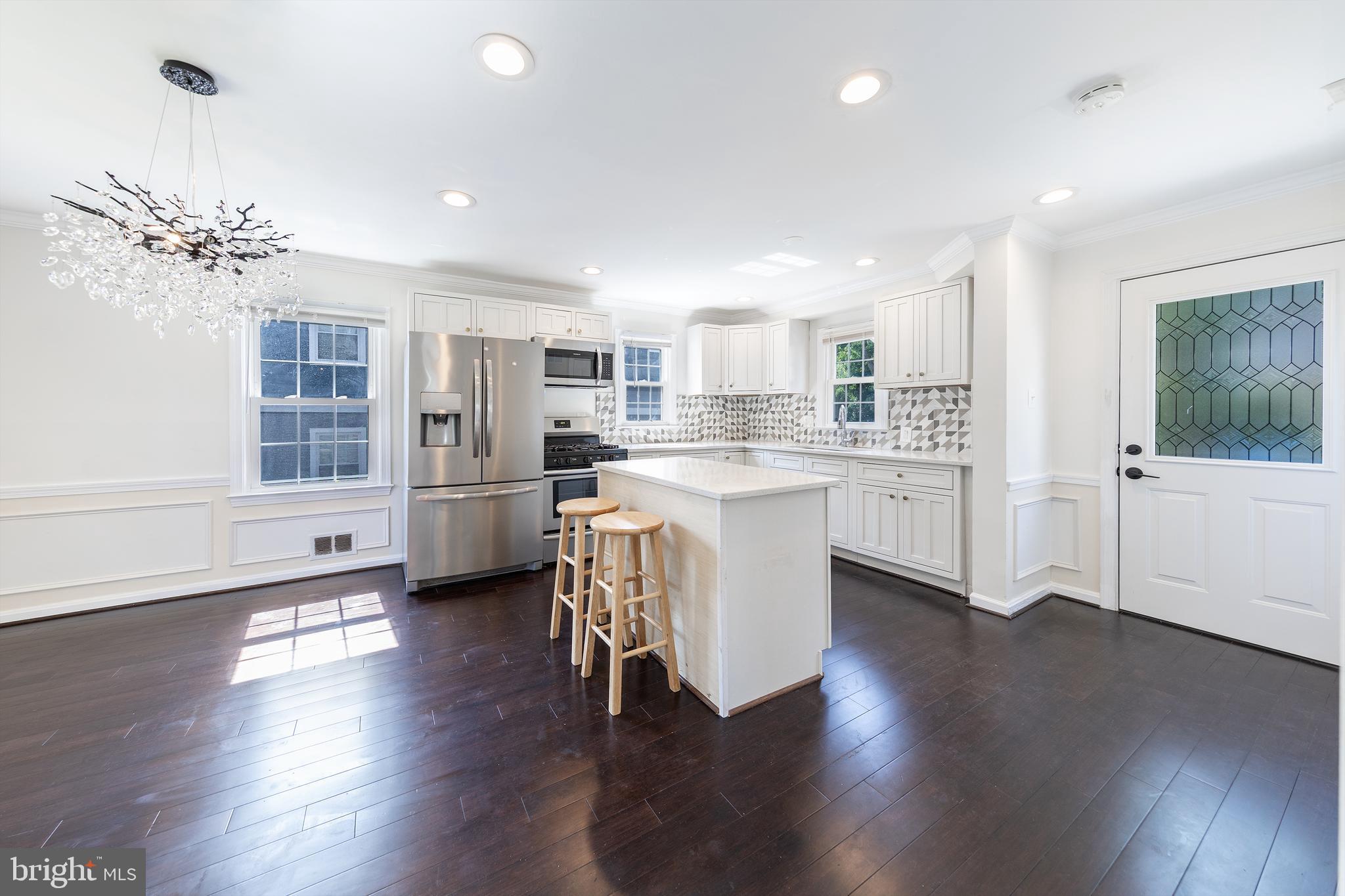 2822 Lorcom Ln