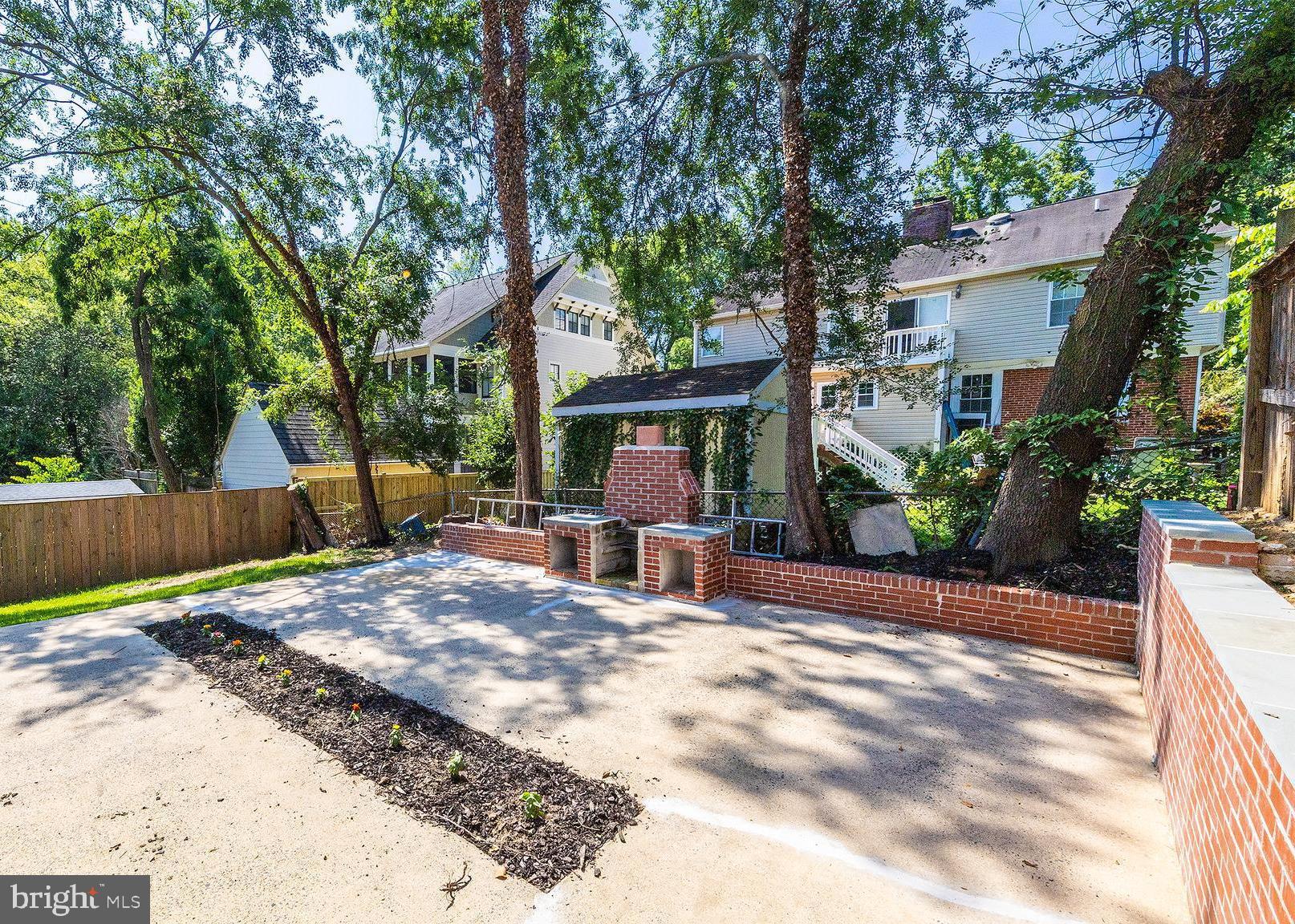 2822 Lorcom Ln