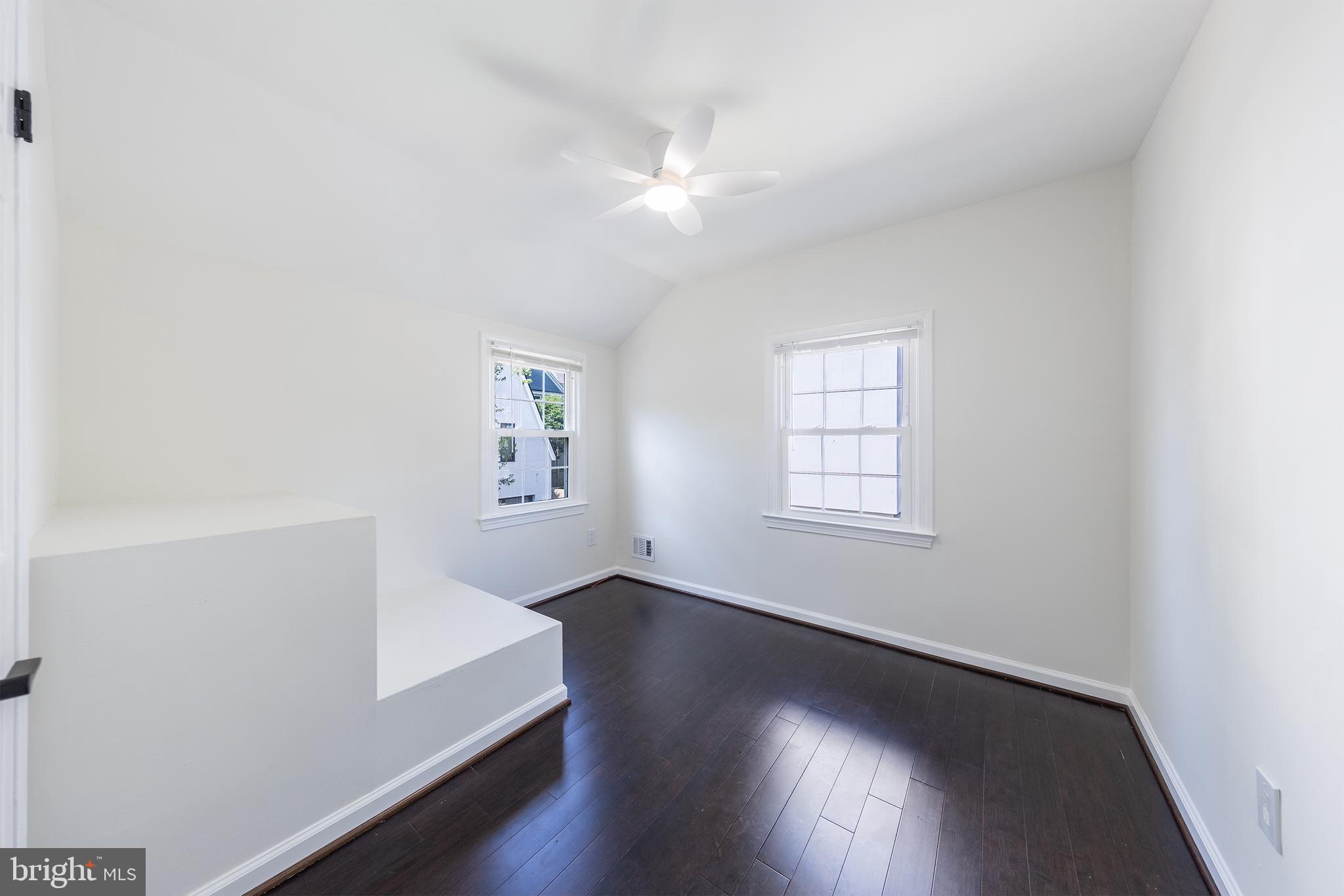 2822 Lorcom Ln