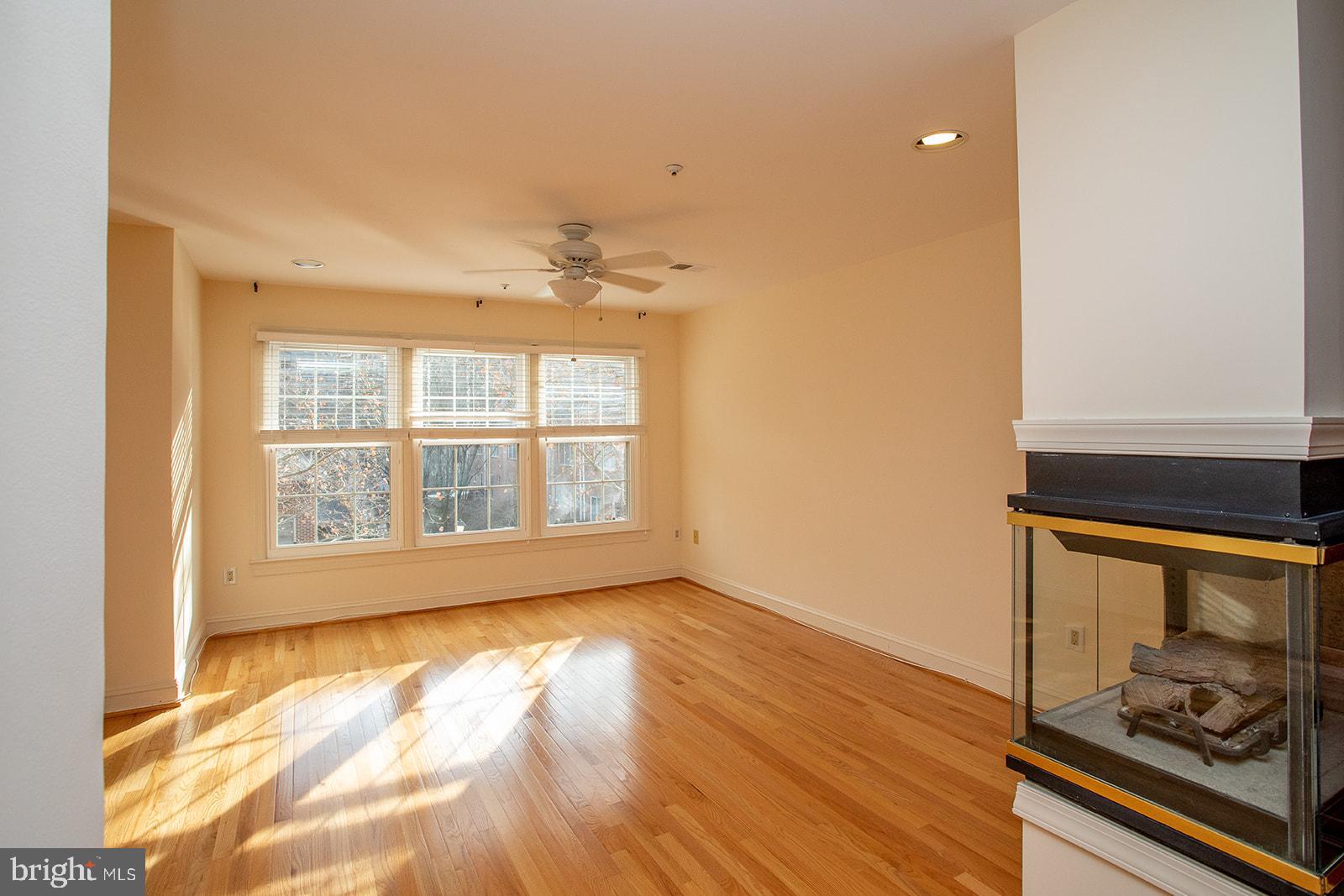 1514 N COLONIAL TER