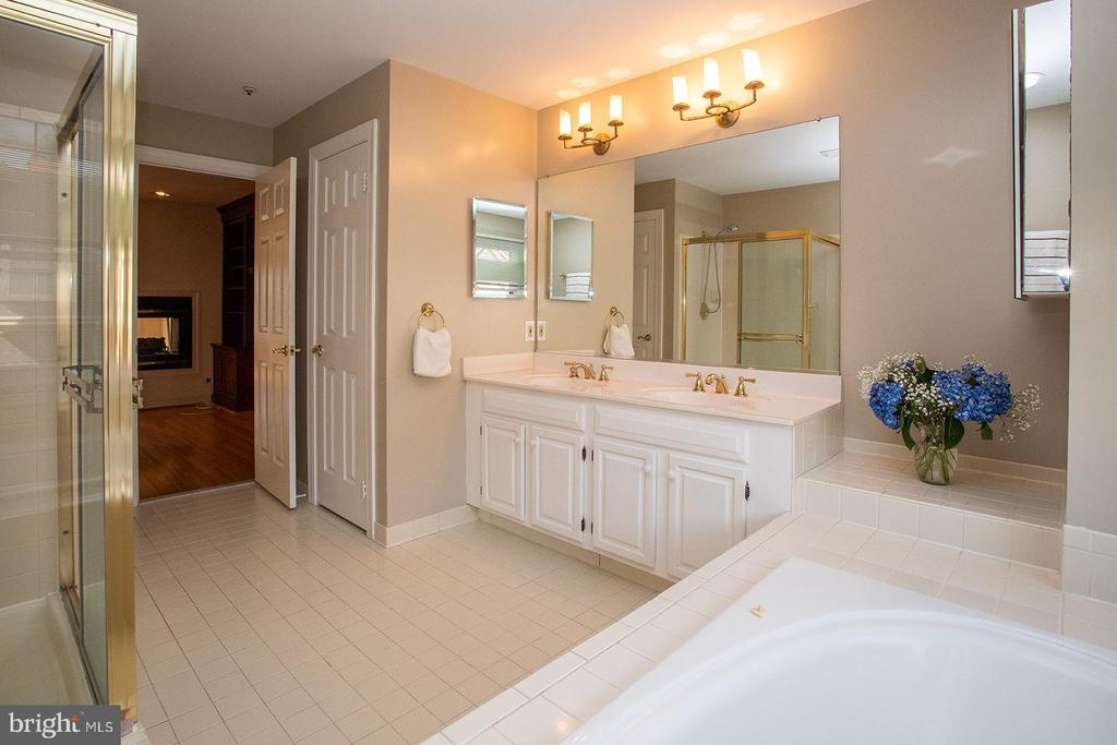 1514 N COLONIAL TER