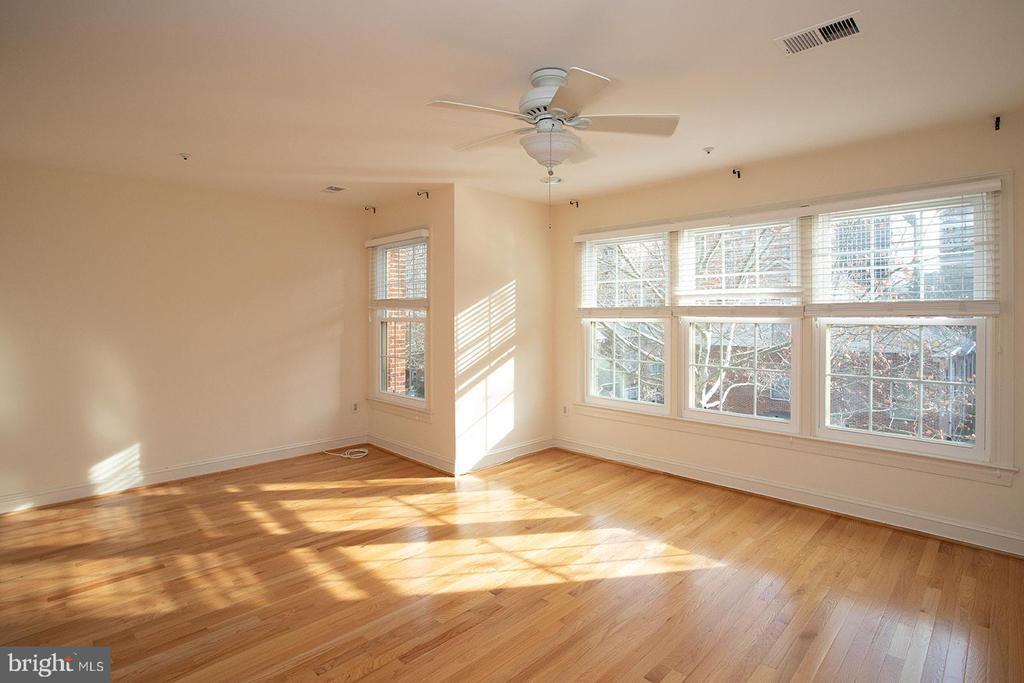 1514 N COLONIAL TER