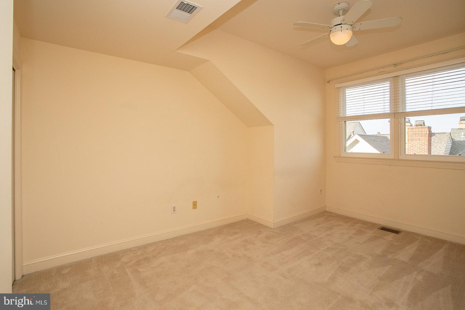 1514 N COLONIAL TER