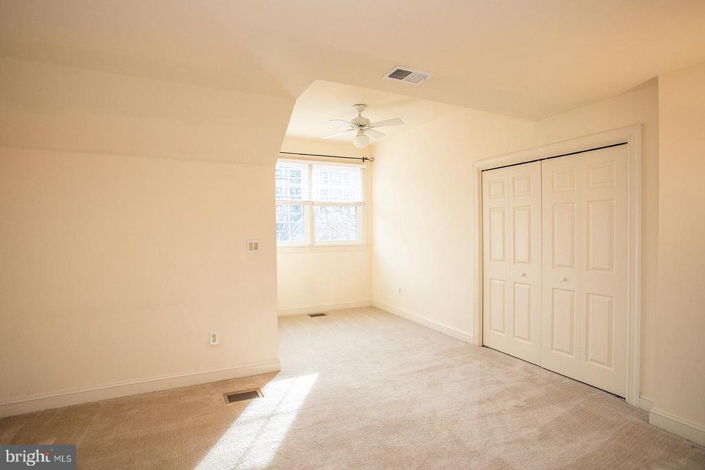 1514 N COLONIAL TER