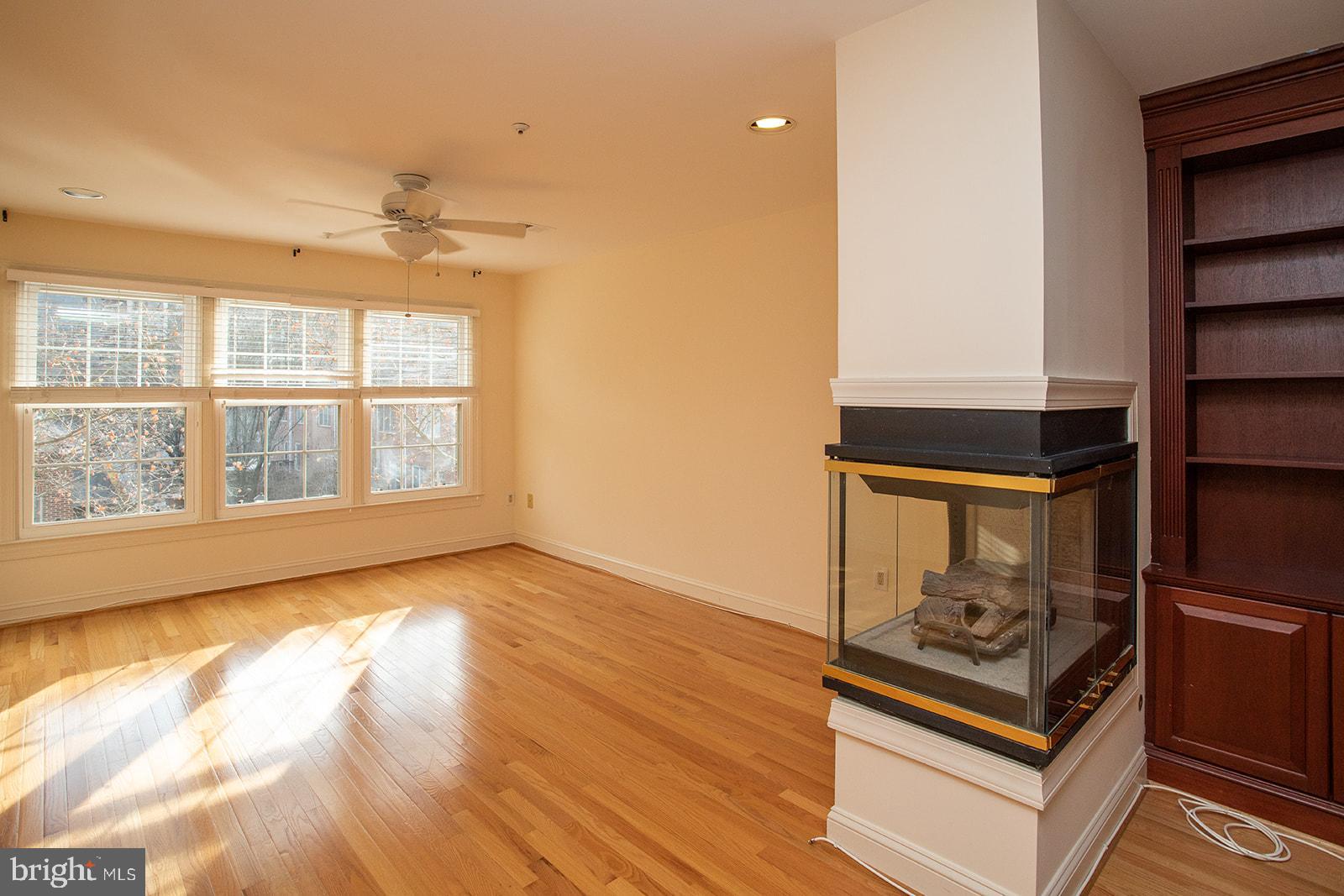 1514 N COLONIAL TER