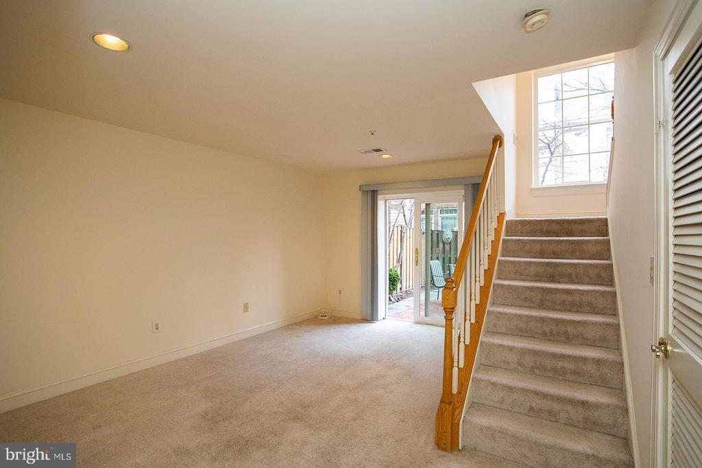 1514 N COLONIAL TER