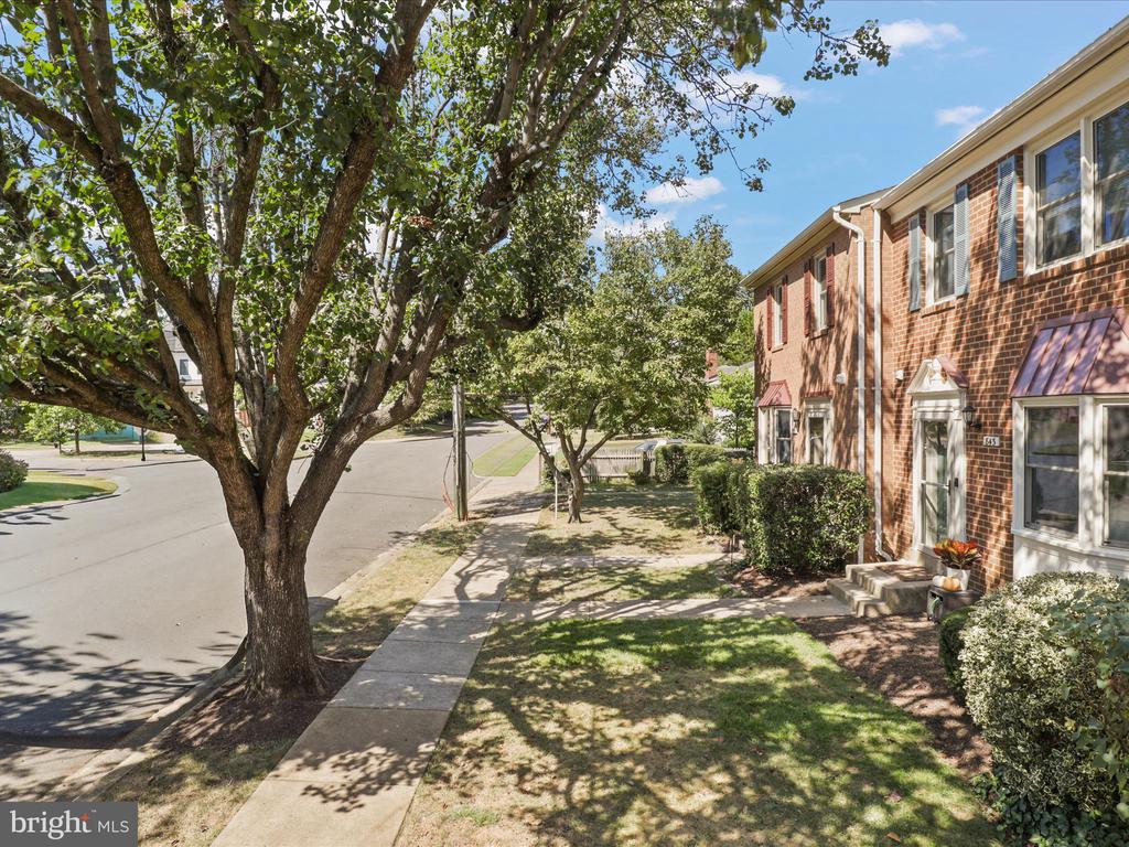 843 N GREENBRIER STREET