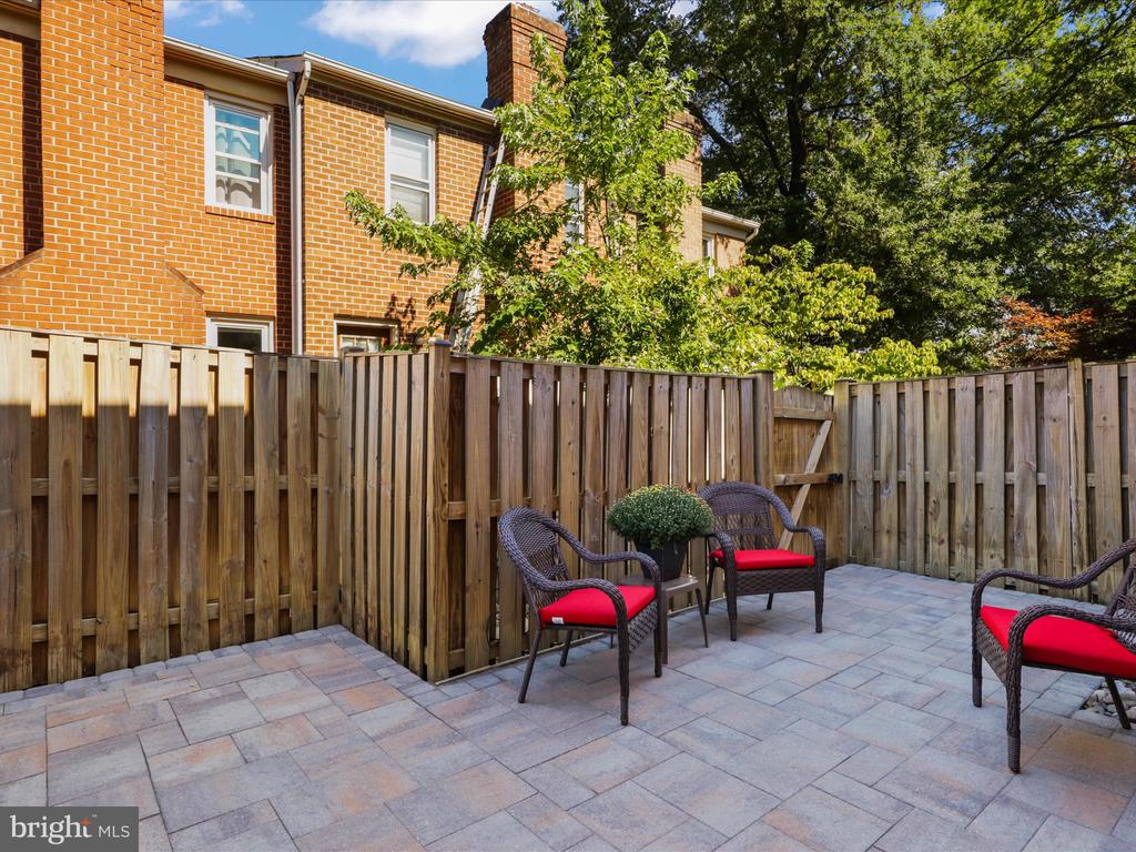 843 N GREENBRIER STREET