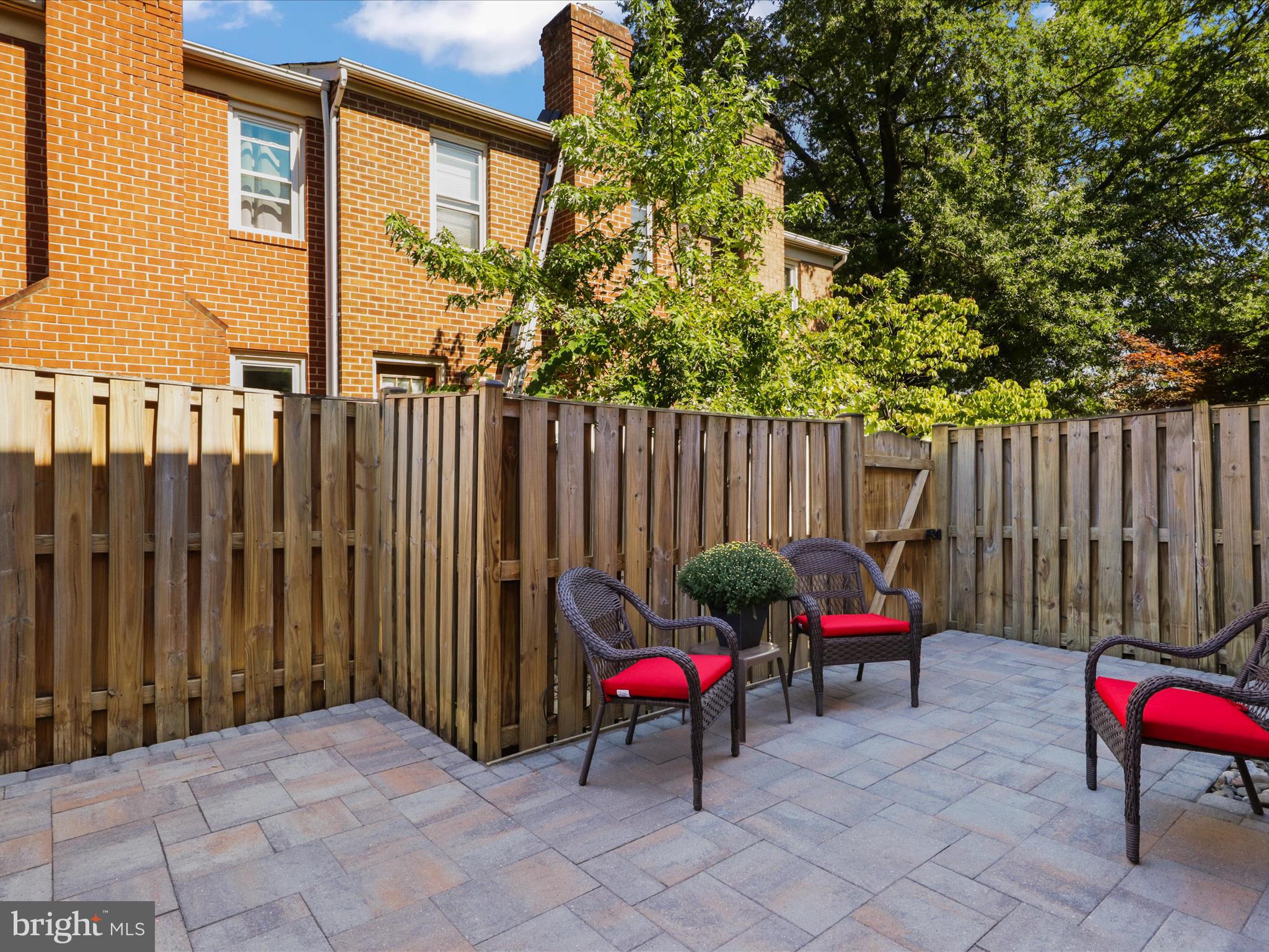 843 N GREENBRIER STREET