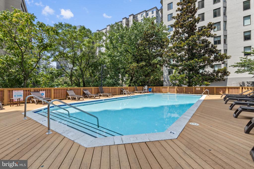 1211 S Eads St #108
