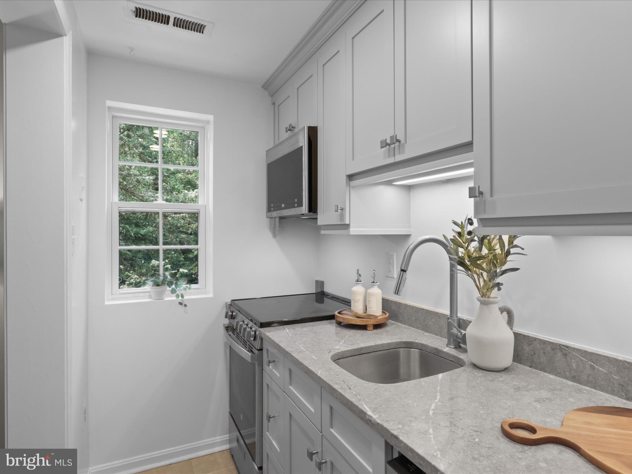 1762 N RHODES STREET 6-353