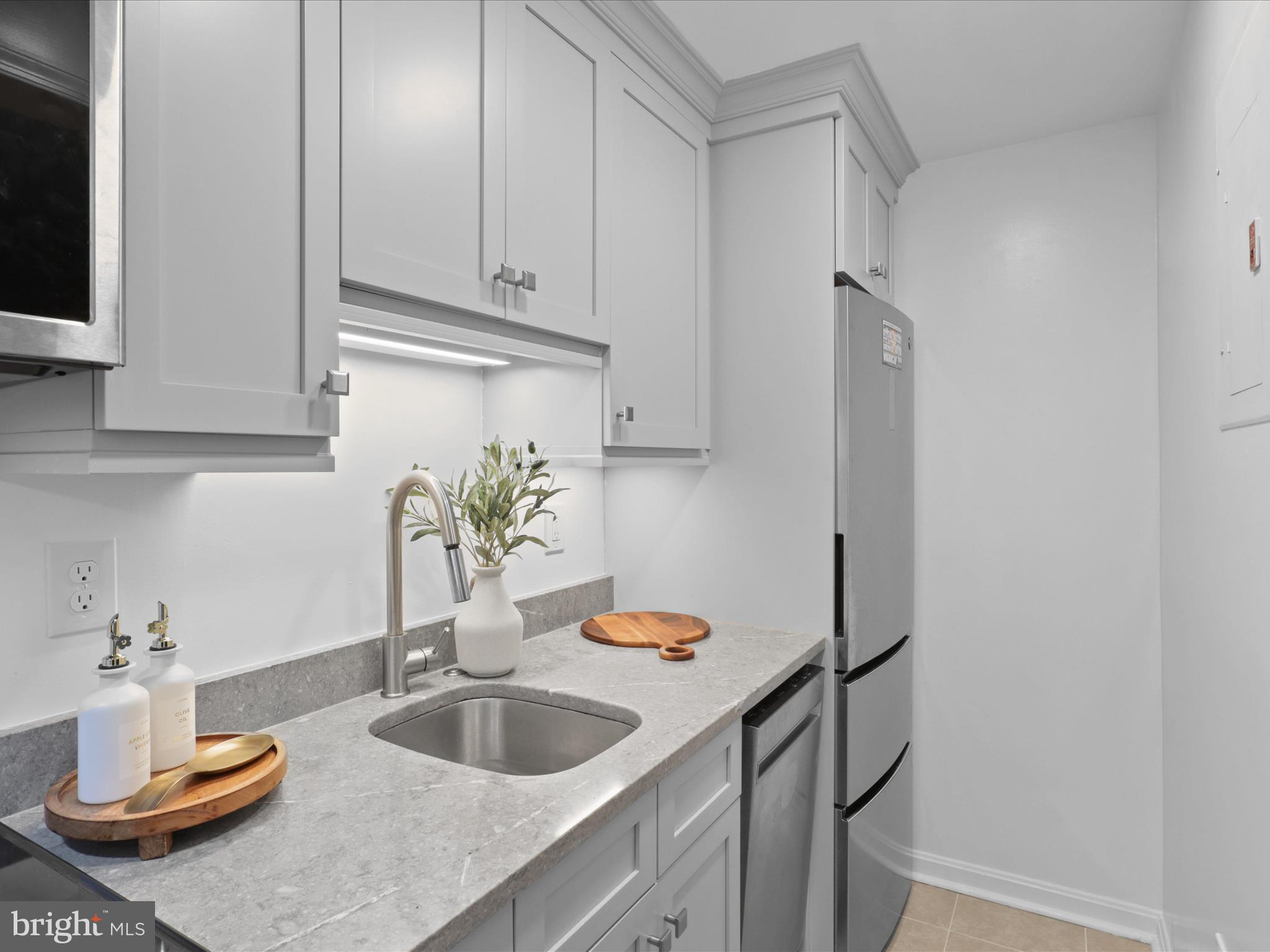 1762 N RHODES STREET 6-353