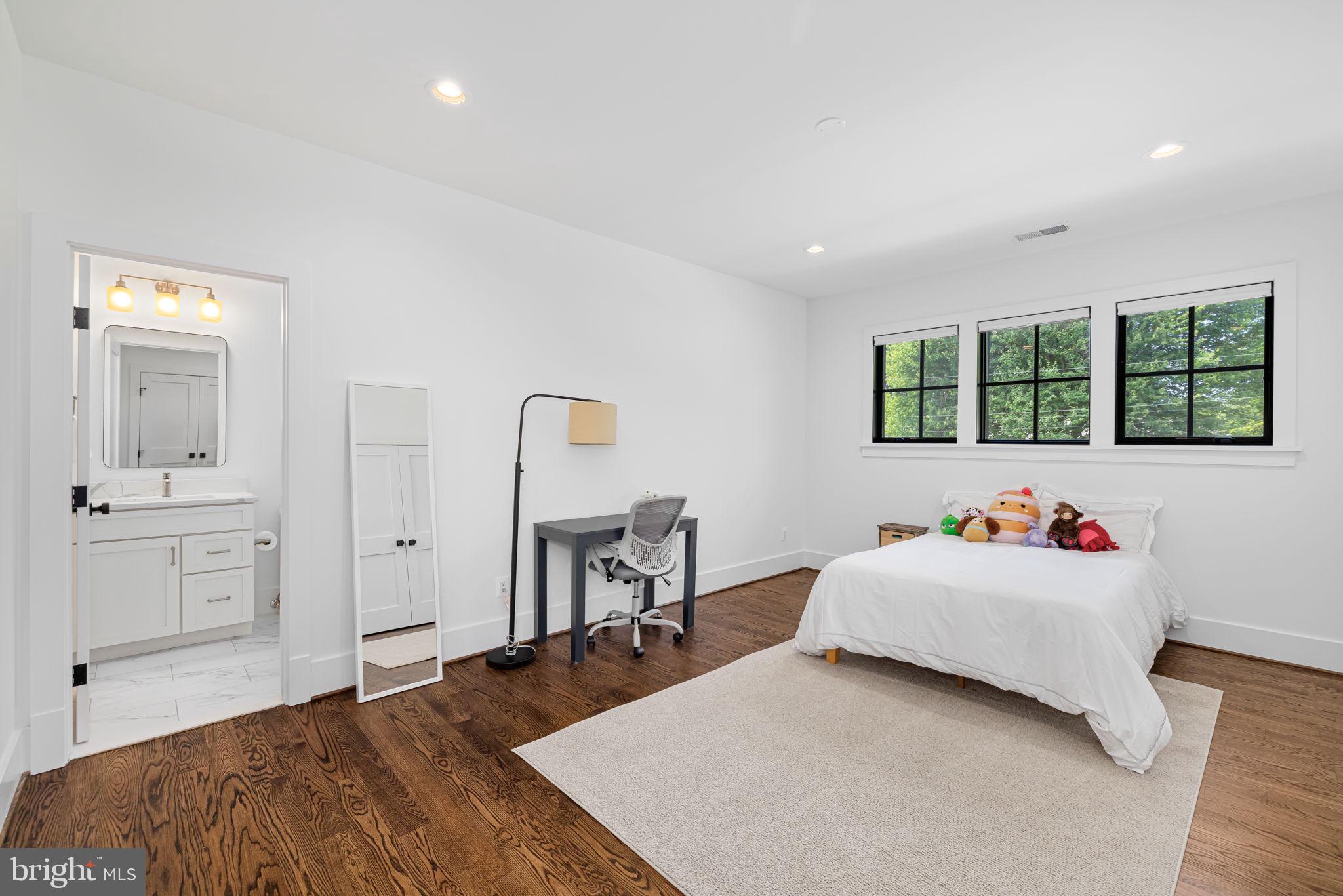 3433 N EDISON STREET