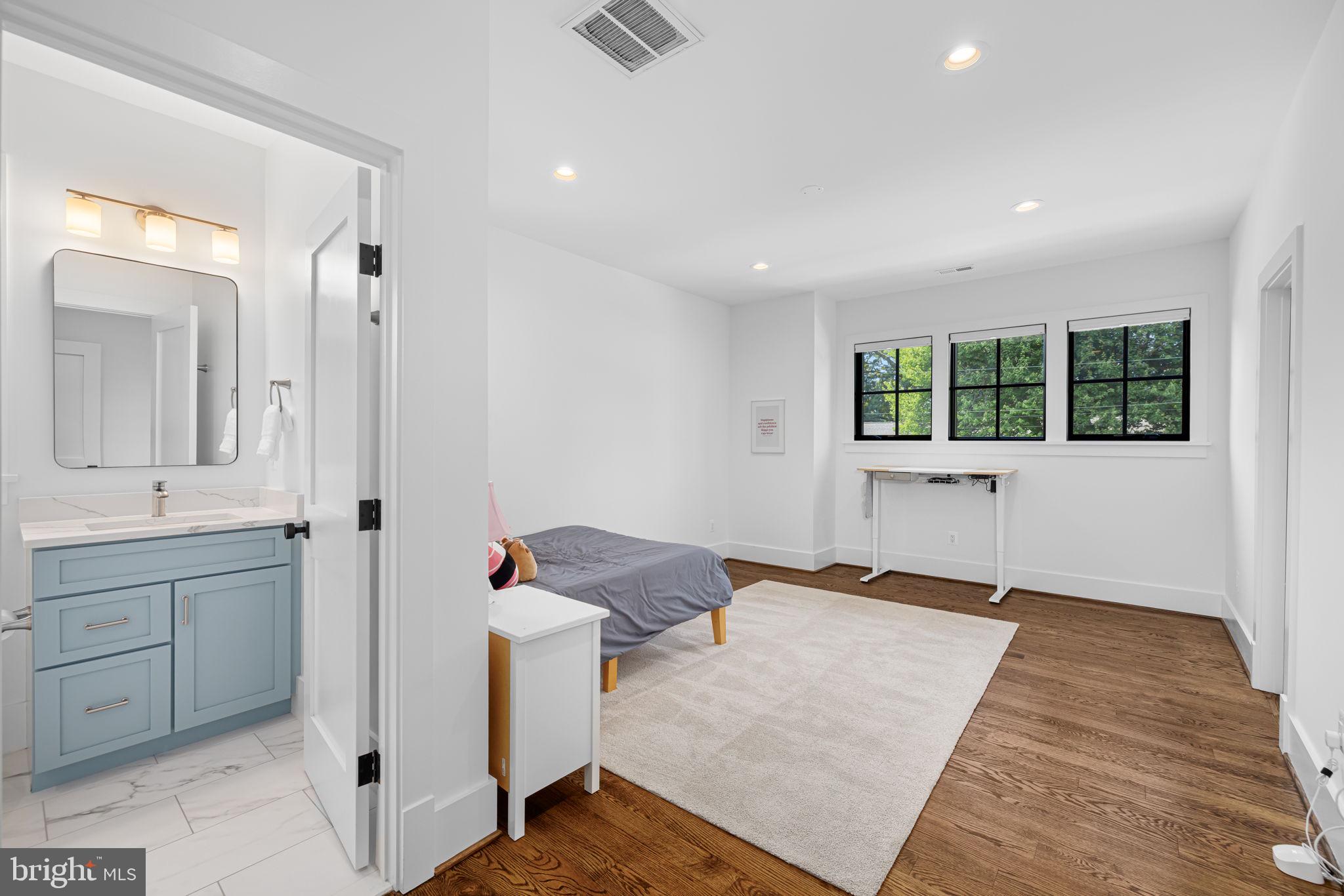 3433 N EDISON STREET