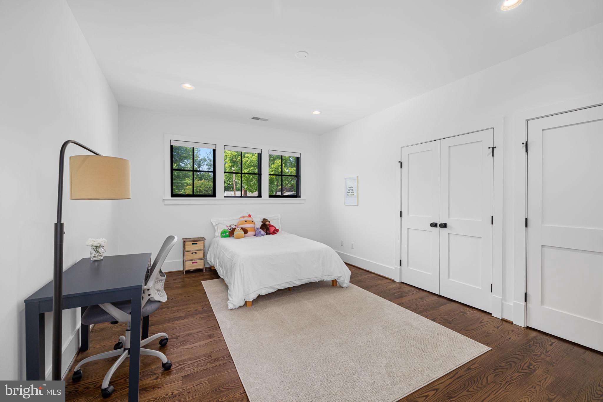 3433 N EDISON STREET