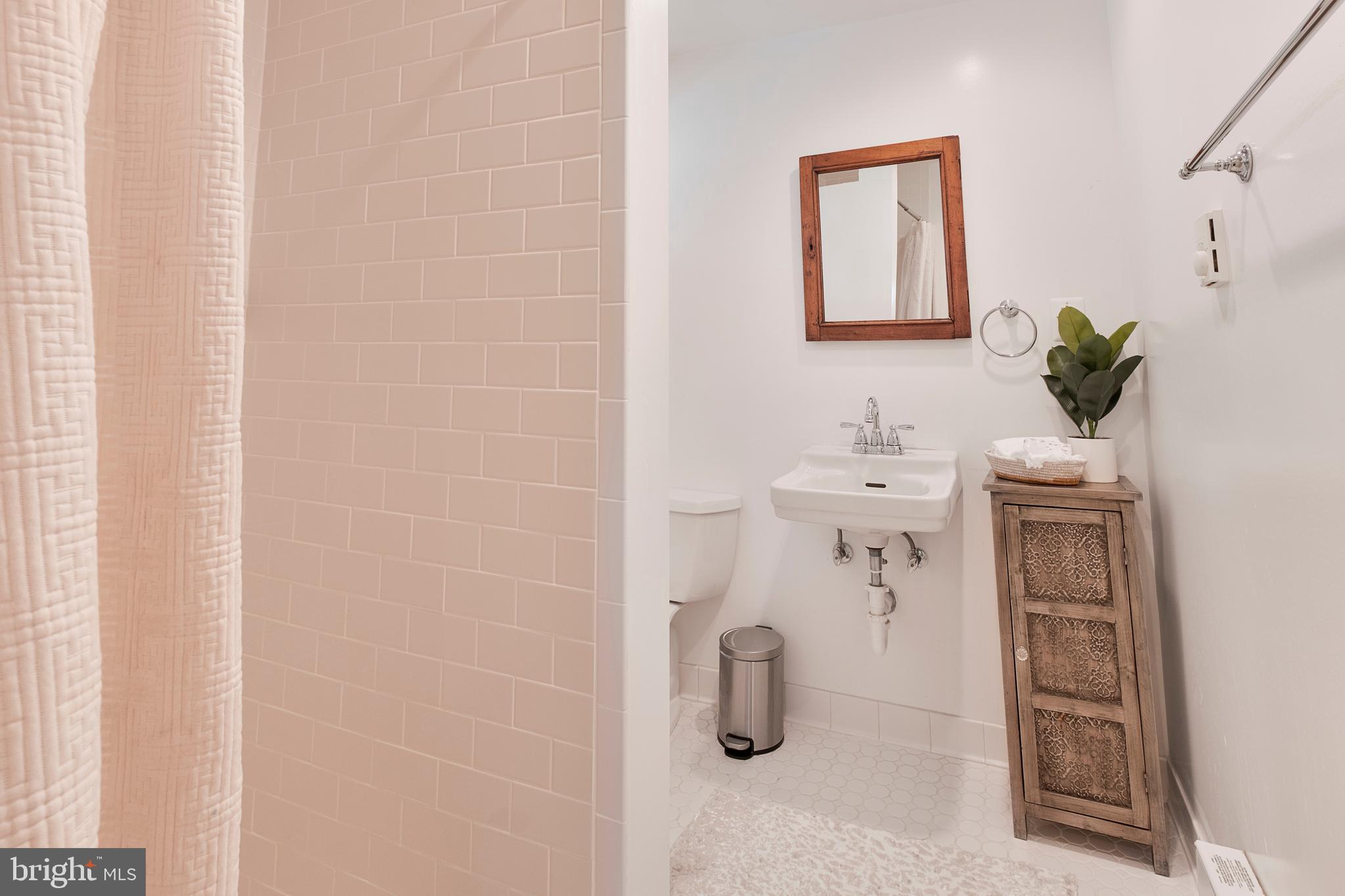 2504 KENILWORTH STREET N