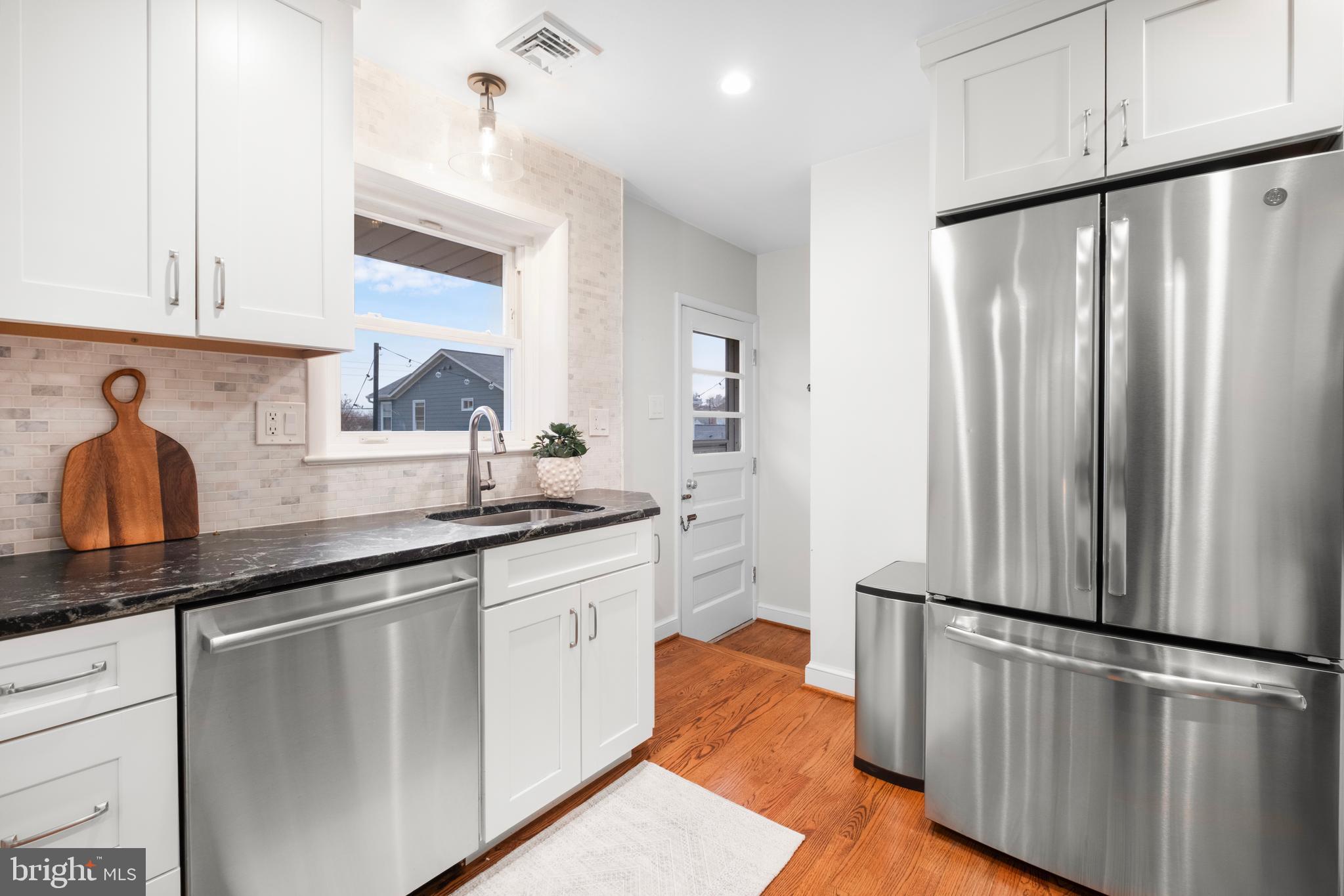 2504 KENILWORTH STREET N