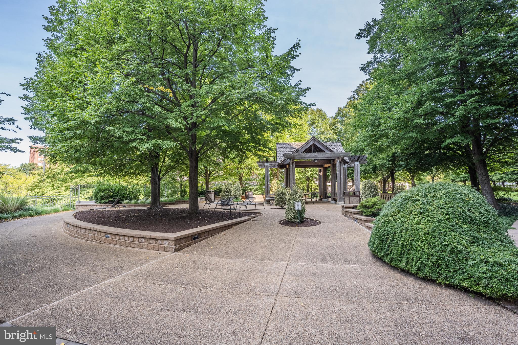 4141 N HENDERSON ROAD 822