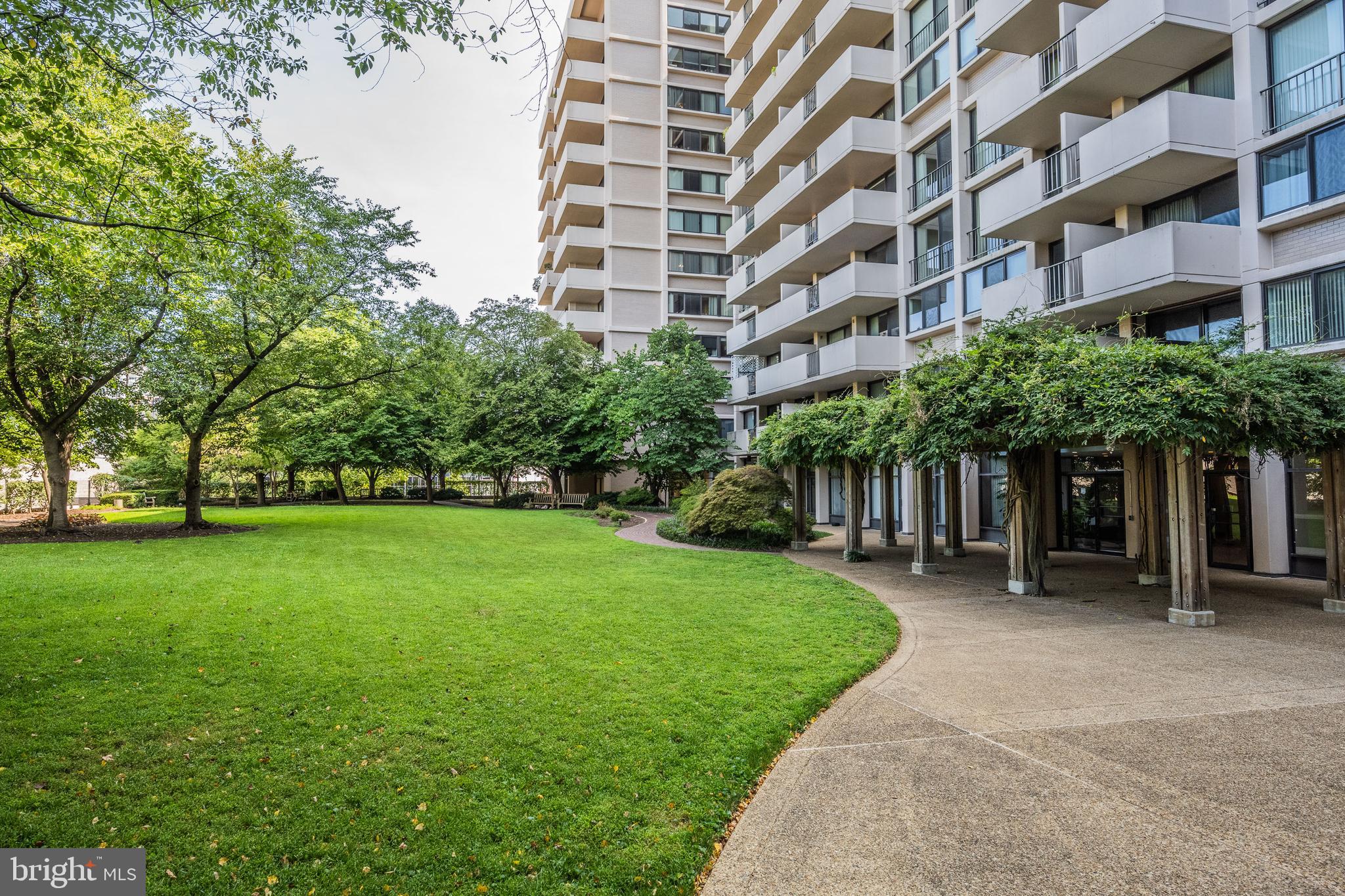 4141 N HENDERSON ROAD 822