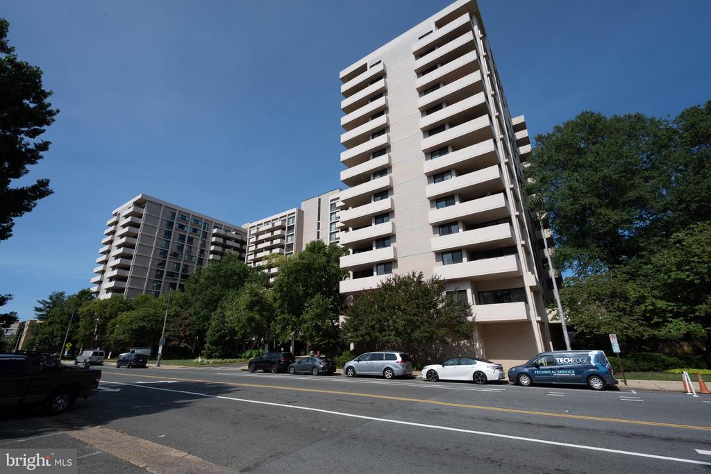 4141 N HENDERSON ROAD 822