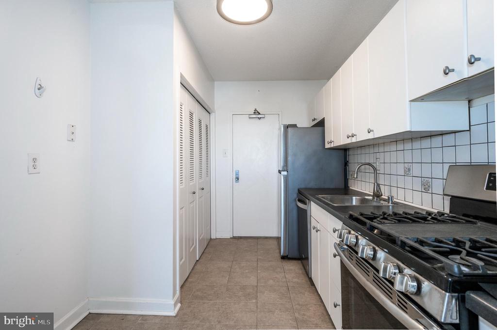 4141 N HENDERSON ROAD 822