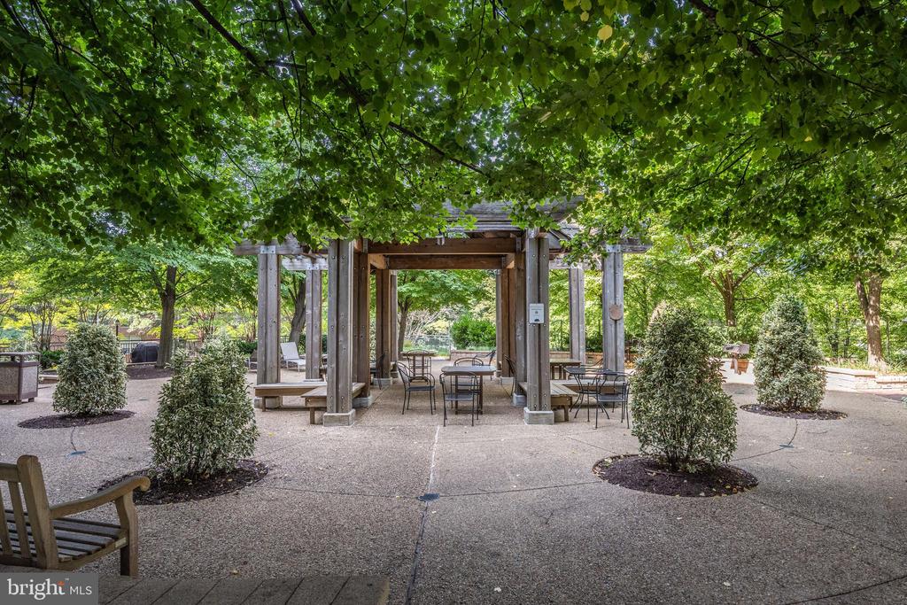4141 N HENDERSON ROAD 822