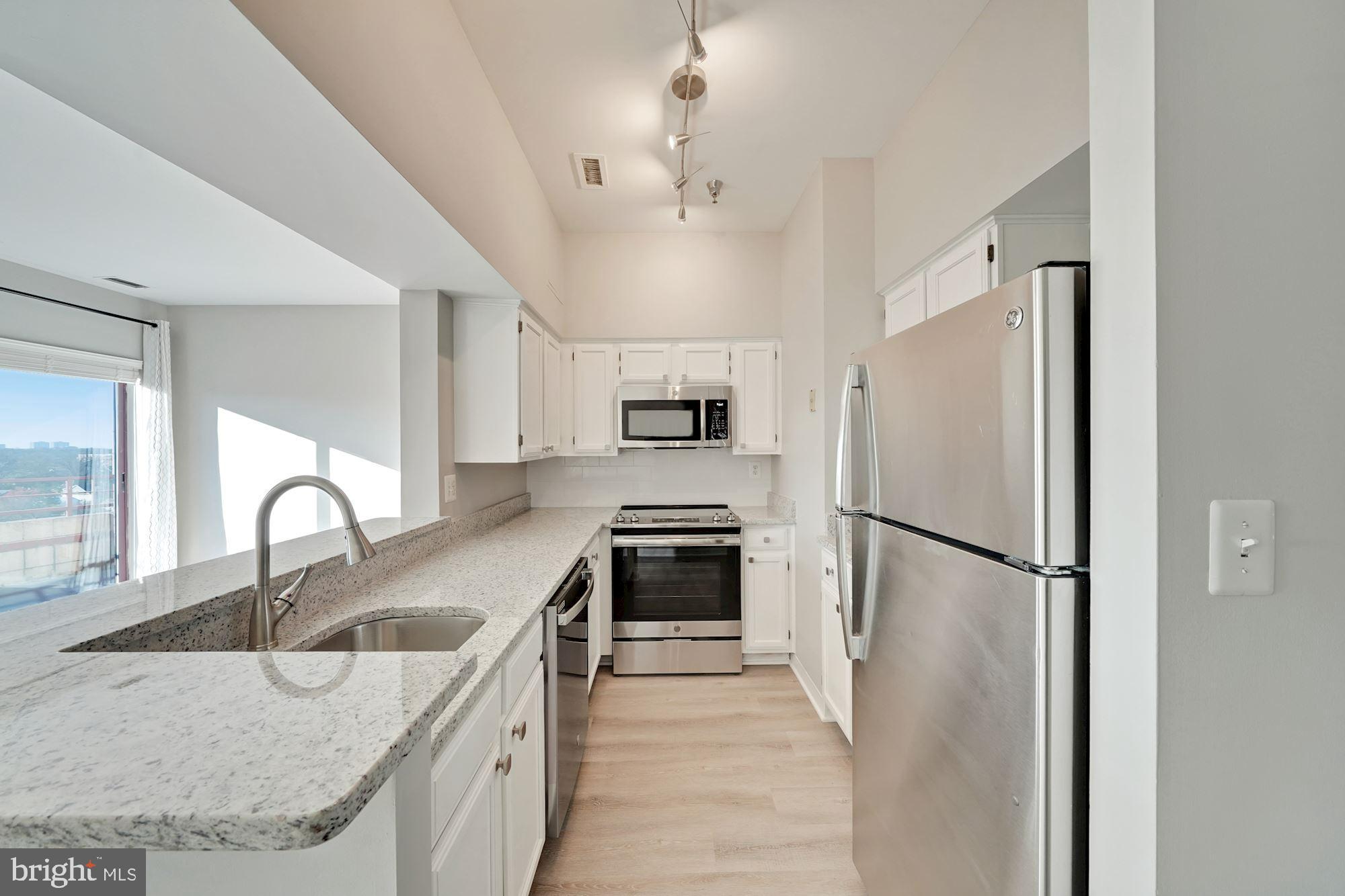 2400 CLARENDON BOULEVARD PH12