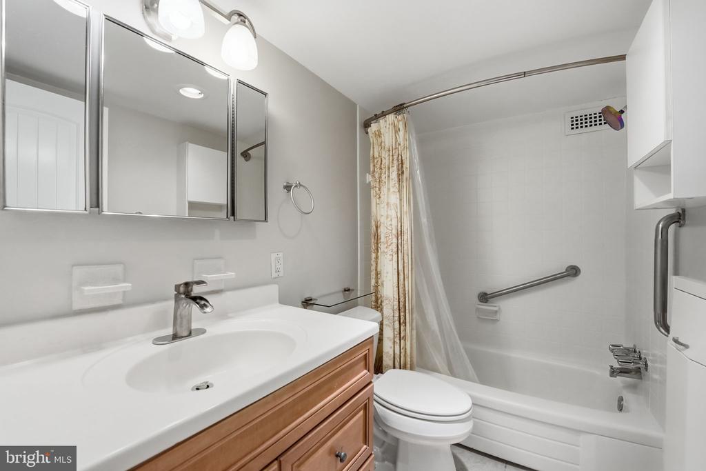 1300 ARMY NAVY DRIVE Unit: 205
