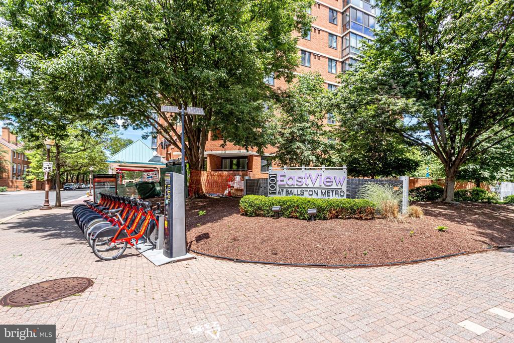 1001 N RANDOLPH STREET Unit: 302