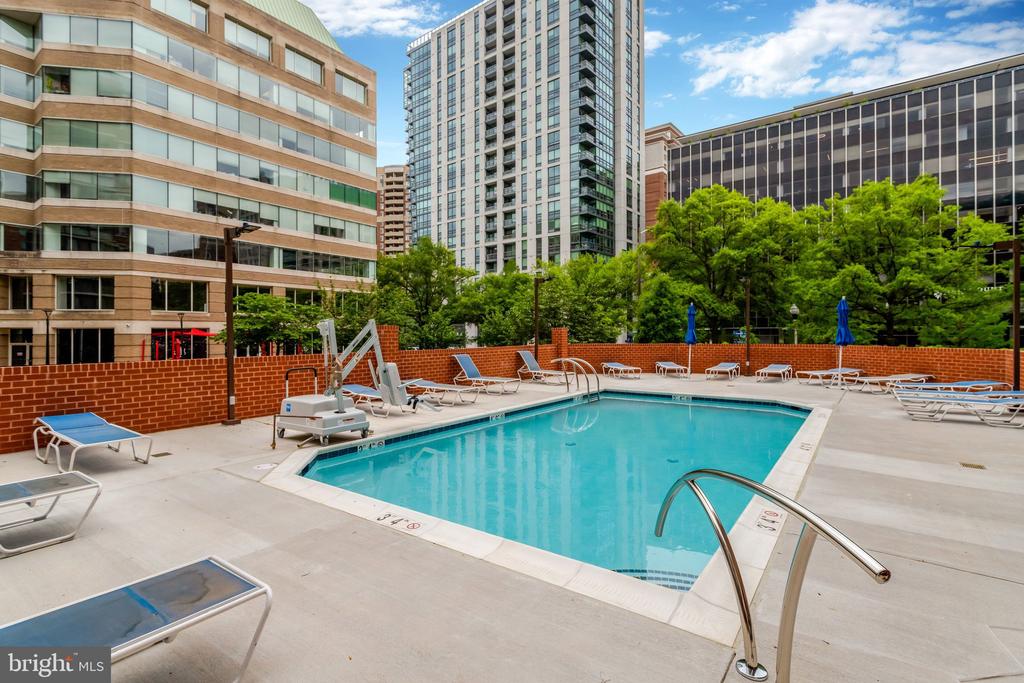 1001 N RANDOLPH STREET Unit: 302