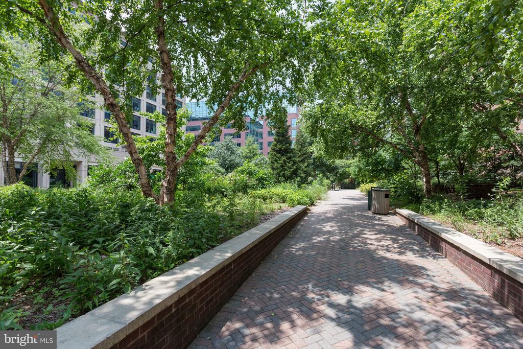 1001 N RANDOLPH STREET Unit: 302