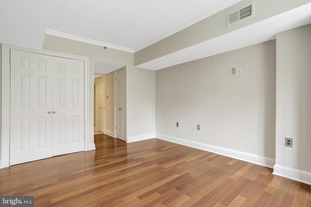 1001 N RANDOLPH STREET Unit: 302