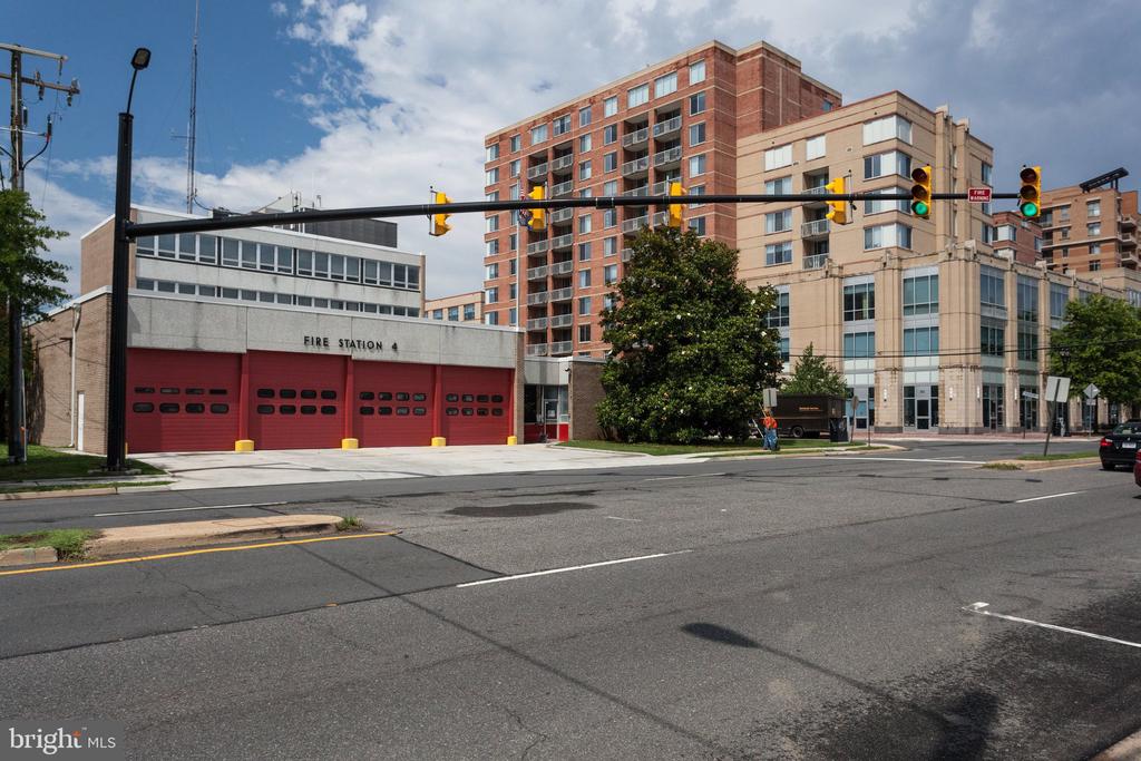 1001 N RANDOLPH STREET Unit: 302