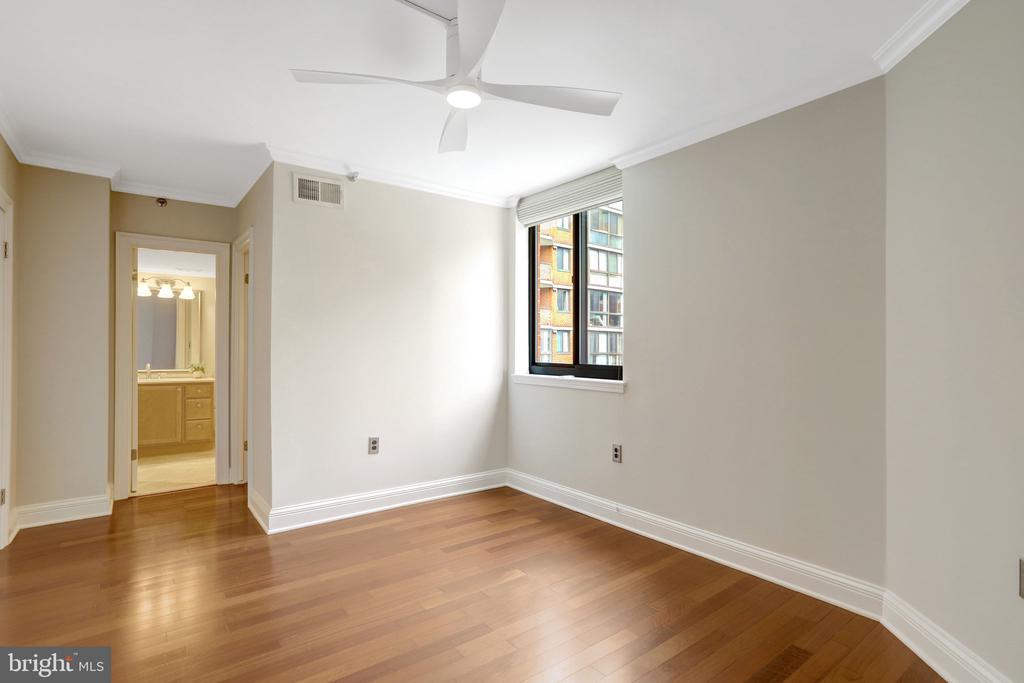 1001 N RANDOLPH STREET Unit: 302