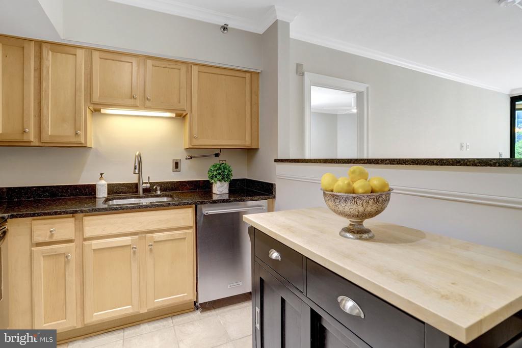 1001 N RANDOLPH STREET Unit: 302